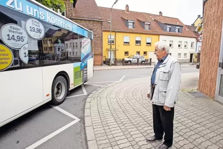 Karl-Heinz Blatt w&uuml;nscht sich einen etwas schmaleren B&uuml;rgersteig &ndash; damit der Verkehr an der Stadtsparkasse besser um die Kurve k