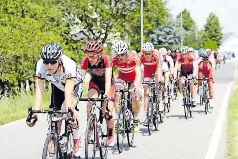 Die Bergwertung in Mörsbach hinter sich, die Strecke des Homburger Bergrennens als Abfahrt hinter Käshofen vor sich: Das Peloton
