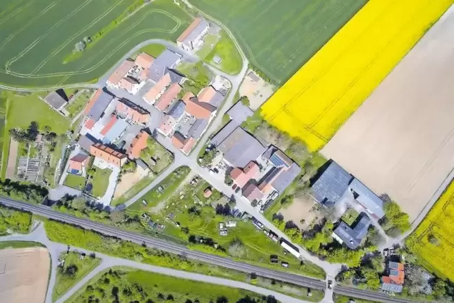 Kennen Sie diesen Hof aus dem östlichen Donnersbergkreis? Dann schicken Sie uns die Lösung per Postkarte, Kennwort "Bilderrätsel Kennen Sie diesen Hof aus dem östlichen Donnersbergkreis? Dann schicken Sie uns die Lösung per Postkarte, Kennwort "Bilderrätsel