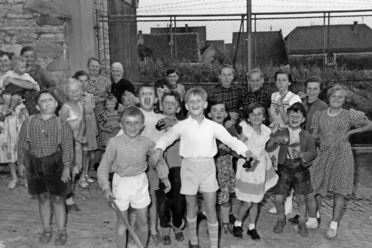 Der &bdquo;gut gesicherte Eingang zum Oliggarten&ldquo;: Das Foto entstand Ende der 1950er Jahre bei der Hochzeit einer Tochter des &bdquo;Steinev