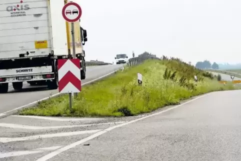 Das sind die holländischen Rampen bei Lustadt. Auf der einen Seite kann gefahrlos von der Bundesstraße 272 auf die darunter hind