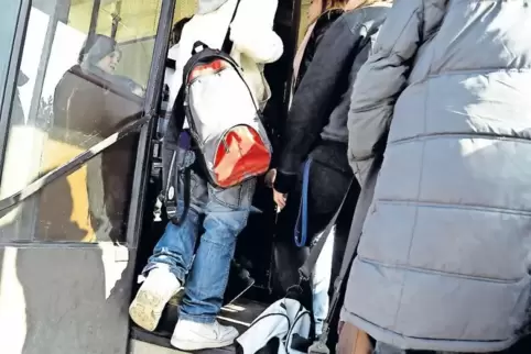 Über „rappelvolle“ Busse zur IGS Enkenbach-Alsenborn hatte Schülerin Janina Aufenfeld geklagt. Die Kreisverwaltung weist dagegen