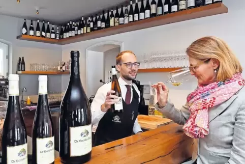 In Bürklins Weinbar werden auch reife Rieslinge von Marco Gulino ausgeschenkt. Chefin Bettina Bürklin-von Guradze lässt auch ger