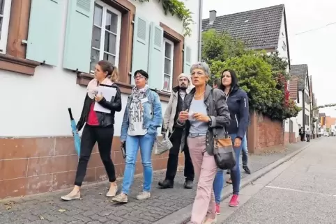 Ortsrundgang der Jury „Unser Dorf hat Zukunft“ hier entlang der Freckenfelder Hauptstraße.