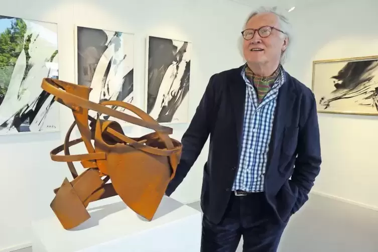 Wolfgang Thomeczek vor Michael Dekkers Skulptur „Embrace Me Now“.