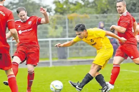 Das Maudacher Derby wird es in der nächsten Saison wohl nicht mehr geben. Der SV (rote Trikots) steigt ab, die Alemannia dürfte 