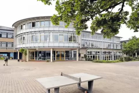 In der Aula des Schulzentrums Herxheim wird das gemeinsame Mittagessen eingenommen.