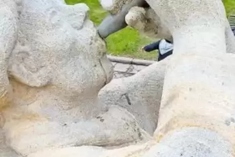 Musikanten aus Sandstein zieren den Paul-Münch-Brunnen. Wie das Bodenmosaik wurden sie monatelang saniert.