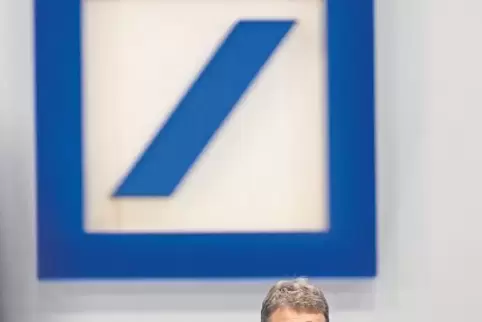 Von 97.100 auf deutlich unter 90.000 werde die Anzahl der Mitarbeiter reduziert, sagte Deutsche-Bank-Chef Christian Sewing auf d