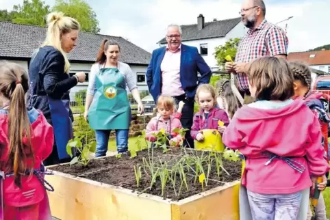 Die Schützlinge des angrenzenden Kindergartens bepflanzten die neun Quadrate und werden in den nächsten Wochen als Gärtner kräft