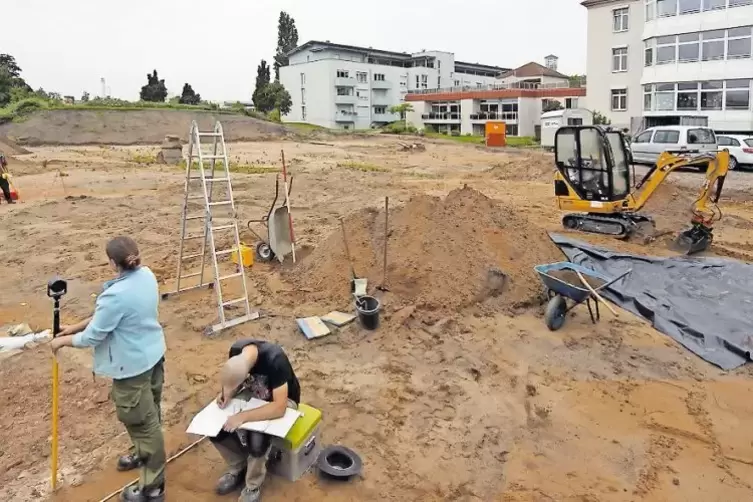 Im Sommer ist Baubeginn: Wo das neue Parkhaus am Diakonissen-Stiftungs-Krankenhaus entsteht, sind derzeit die Archäologen aktiv.