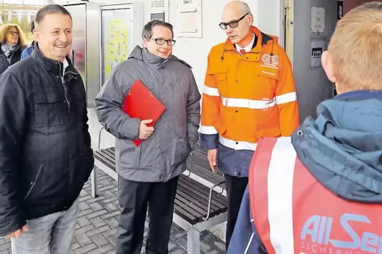 Sollen Hilfe beim Bürgerdialog erhalten (von links): AfA-Leiter Steffen Renner und ADD-Chef Thomas Linnertz mit Sicherheitskräft