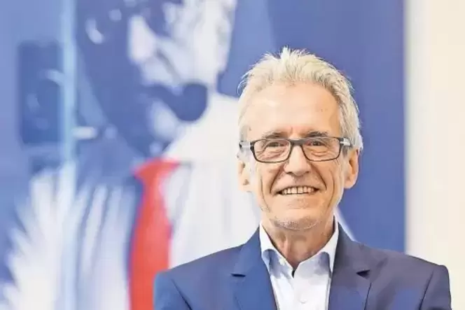 »Es ging mir darum, was Bloch uns heute zu sagen hat«: Klaus Kufeld vor einer Fotografie Ernst Blochs im Bloch-Zentrum. »Es ging mir darum, was Bloch uns heute zu sagen hat«: Klaus Kufeld vor einer Fotografie Ernst Blochs im Bloch-Zentrum.