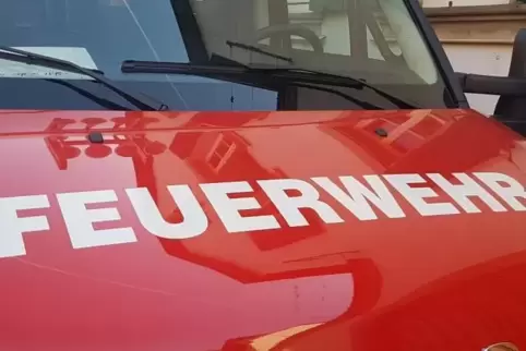 Die Wehrleute pumpten die überfluteten Wohnungen und Keller in Hermersberg leer. Foto: Hartschuh 