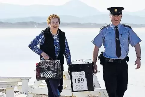 Im dünn besiedelten Irland ist die Verteilung der Wahlurnen sehr aufwendig.