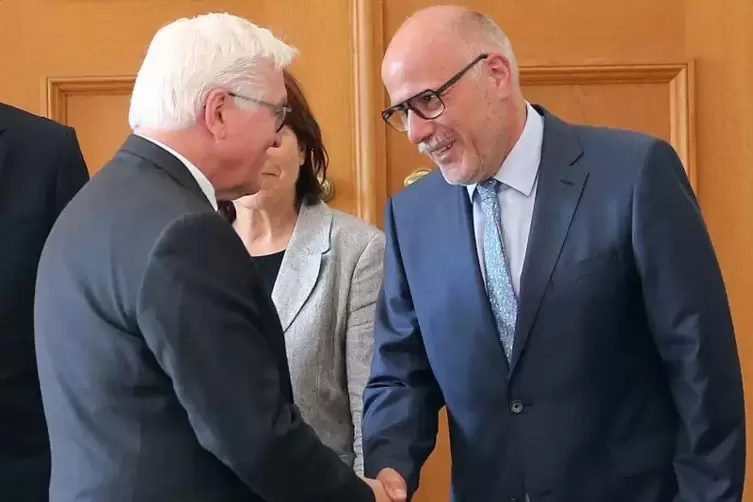 Der Kandeler Verbandsbürgermeister Volker Poß (rechts) wurde von Bundespräsident Frank-Walter Steinmeier nach Berlin eingeladen.