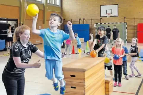 Geschickt: vom Trampolin abspringen und werfen.