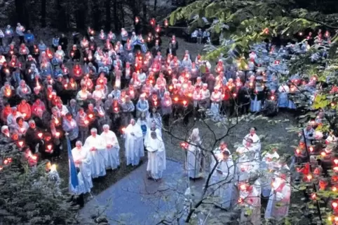 Mit einer Lichterprozession gingen die Teilnehmer des Wallfahrtsfests zur Lourdesgrotte.
