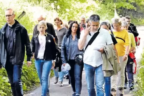 Der Weg ist das Ziel. Nicht immer ist er einfach zu bewältigen. Beim ersten After-Work-Pilgern ist die Gruppe unterwegs im Schwa