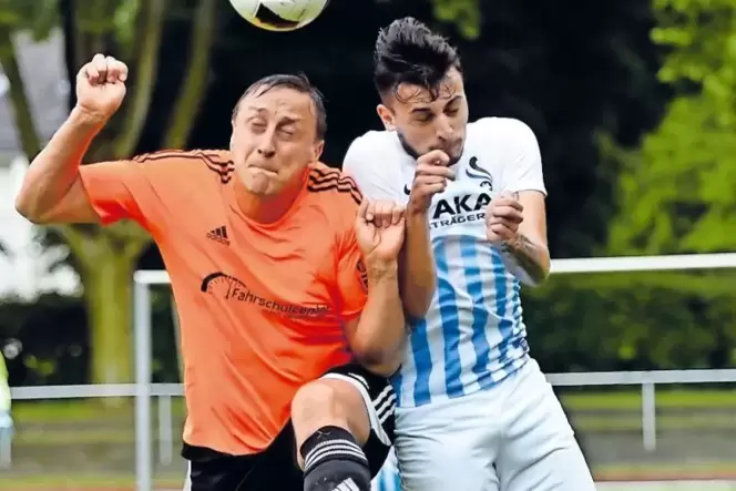 Timucin Sürmen (rechts) und der VfR Frankenthal wollen noch einmal vollen Einsatz zeigen, um die Aufstiegsspiele zur Bezirksliga