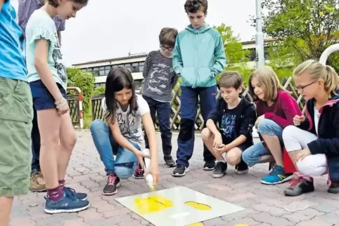 Die letzten Fußabdrücke haben gestern Grundschulkinder aus Wachenheim aufgesprüht.