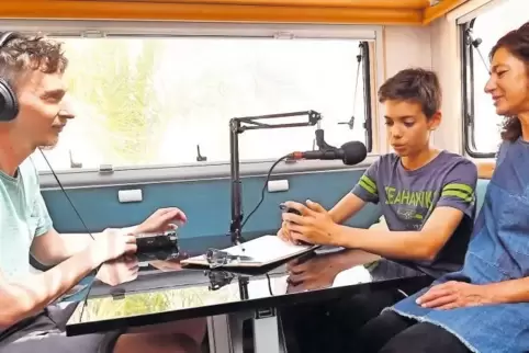 Im Van des englischen Künstlerduos „Action Hero“ (hier mit James Stenhouse, links) können Besucher auch heute noch Liebessongs i