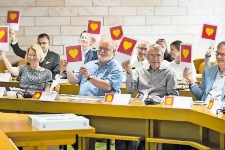 Komitee-Gr&uuml;ndung per Herzchen-Akklamation: Das Unterst&uuml;tzer-Team f&uuml;r das Demokratiefestival mit Prominenten aus Politik, Wirtsch