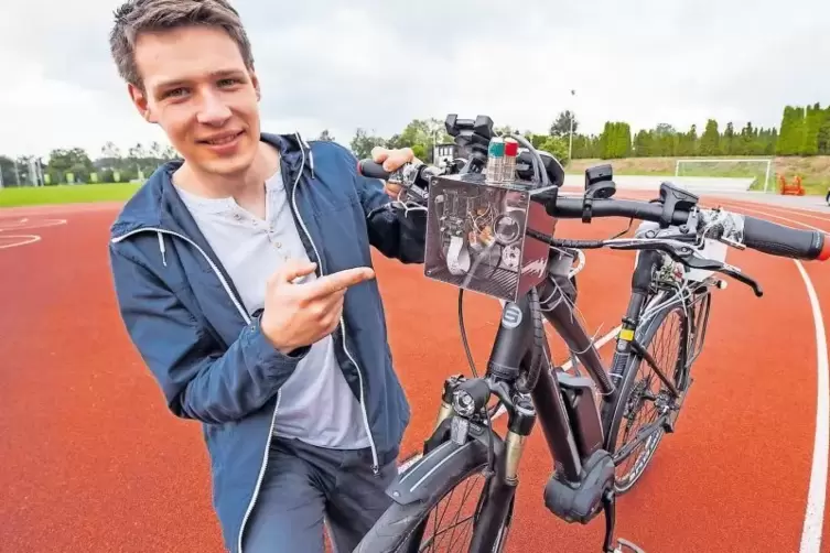 Nicolas Mellinger mit dem Test-Fahrrad, Kamera inklusive.