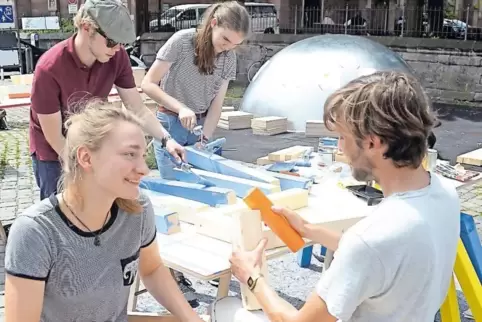 Die Mannheimer Architekturgruppe „Yalla Yalla“ mit Maximilian Weiß (links oben) und Robin Lang (rechts) fertigte mit Freiwillige
