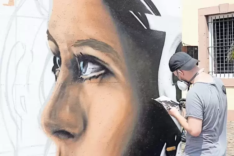 Graffiti-K&uuml;nstler Aaron Diesbach vermittelte einen Eindruck davon, was die jungen Querf&auml;lltein-Workshop-Teilnehmer im September 