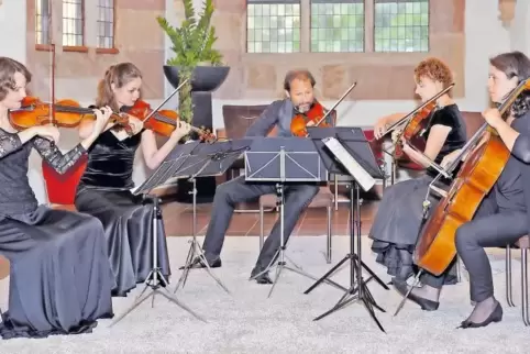 Keine leichte Kost für einen heißen Maiabend: Das Amalienquartett und Laurent Albrecht Breuninger in der Ludwigskapelle.