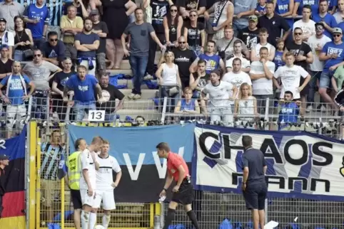 Der Schiedsrichter brach die Partie nach Tumulten im Fanblock ders Heimteams ab. Foto: Kunz 