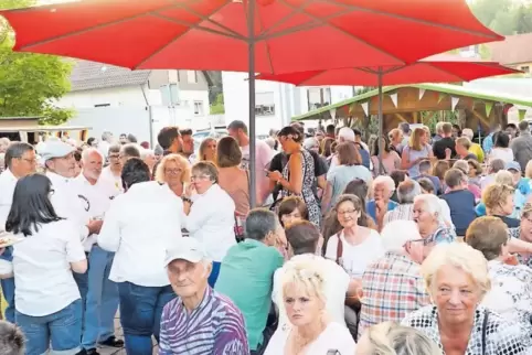 Proppenvoll war der Museumsplatz in Brücken beim Weinfest am Freitag- und Samstagabend.