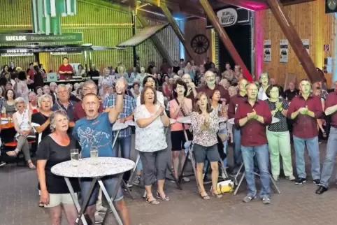 Das „Roodle“ im Einsatz: Auf einer Leinwand können die Sänger die Texte ablesen.