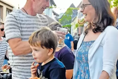 Mmh, Pizza: Dem dreijährigen Jakob Alles aus Wachenheim scheint’s zu schmecken. Ebenfalls gut gelaunt auf dem Schlinzelgasse’fes