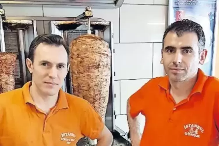 Ramin H. vom &bdquo;Istanbul&ldquo;-D&ouml;ner (links) ist der einzige der Befragten, der fastet. Daneben: Kollege Ibrahim Karakoyun.