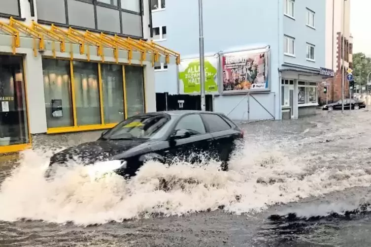 Überflutet: die Maxstraße nach dem starken Regen. Die Autos lösten bei der Fahrt durch die Straße regelrecht Wellen aus.