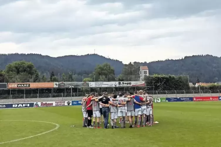 Dunkle Wolken über dem Möslestadion: Die U17 des FCK hat verloren, der Abstieg steht fest. Trainer Sven Höh ruft seine Jungs zus