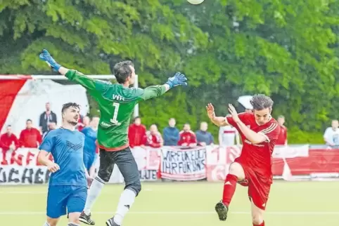 Rettungstat: VfR-Torhüter Dennis Clemens und Maximilian Hell von der TSG (rechts) kämpfen um den Ball.