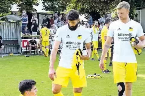 Alles gegeben: Doch jetzt ist Marius Schafhaupt erst mal am Boden. Tolga Barin (links) und Kevin Hoffmann kommen zum Aufmuntern.