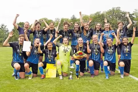 Blumen für die Damen: Der FC Speyer 09 feiert in Kaiserslautern seinen Pokalsieg.