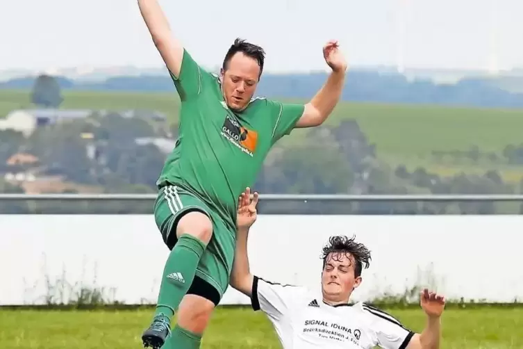 Waldfischbachs Vincent Keno Roschy (rechts) klärt vor Höhfröschens Florian Meyer (links).