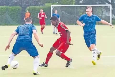 Jonathan Toco (Mitte) von der TSG Kaiserslautern setzt sich hier gegen Daniel Rösler (links) vom VfR Kaiserslautern durch.