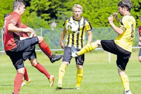 Hoch das Bein: Berghausens Matteo Feuerstein (links) und Sebastian Pelgen vom VfB Haßloch im Zweikampf.