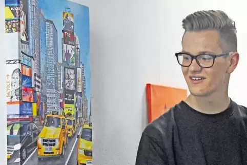 Der Künstler mit seinem Werk: Marius Ledwina und sein Traum von New York. Er sehnt sich eher nach Trubel als nach Stille.
