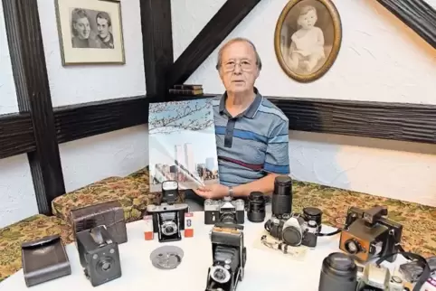 Winfried Seelinger mit seiner Kamera-Sammlung und einem Foto vom World Trade Center, das er im Früjahr 2001 fotografierte.