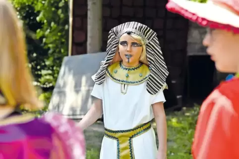 Rasant, spannend und sehr lustig ist das Kinderstück mit spielfreudigen jungen Darstellern wie hier Neo Wolf in der Rolle des Ra