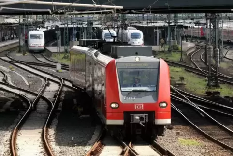 Am Mannheimer Hauptbahnhof kann zwischen Fernzügen und den Pfälzer S-Bahn-Linien umgestiegen werden.  Foto: DB/Thomas Rittelmann