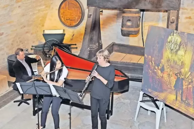 Perfekte Kulisse für virtuose Musik: das Trio Sanssouci im renovierten Museumskeller und neben einem mitgebrachten Gemälde.