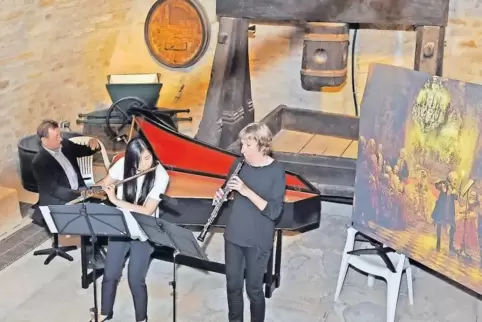 Perfekte Kulisse für virtuose Musik: das Trio Sanssouci im renovierten Museumskeller und neben einem mitgebrachten Gemälde.